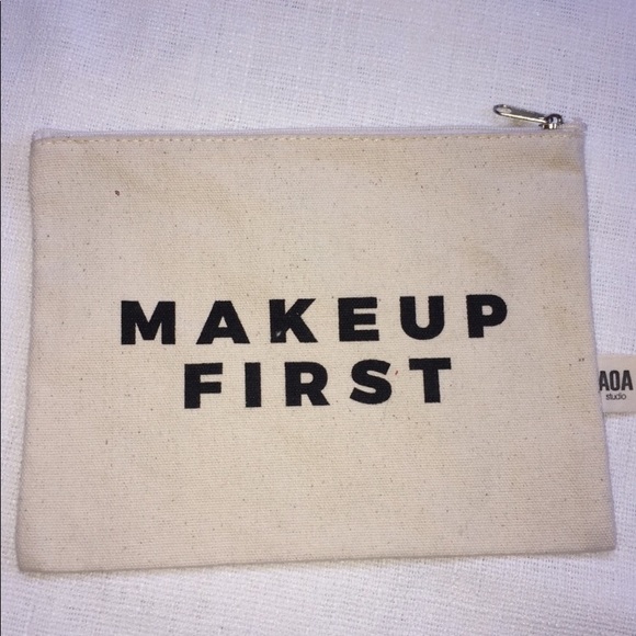 NWOT AOA Studio canvas makeup cosmetics bag - Picture 3 of 6
